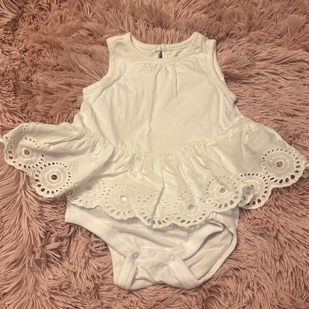BABY GAP EYELET ONSIE 6-12 MONTHS